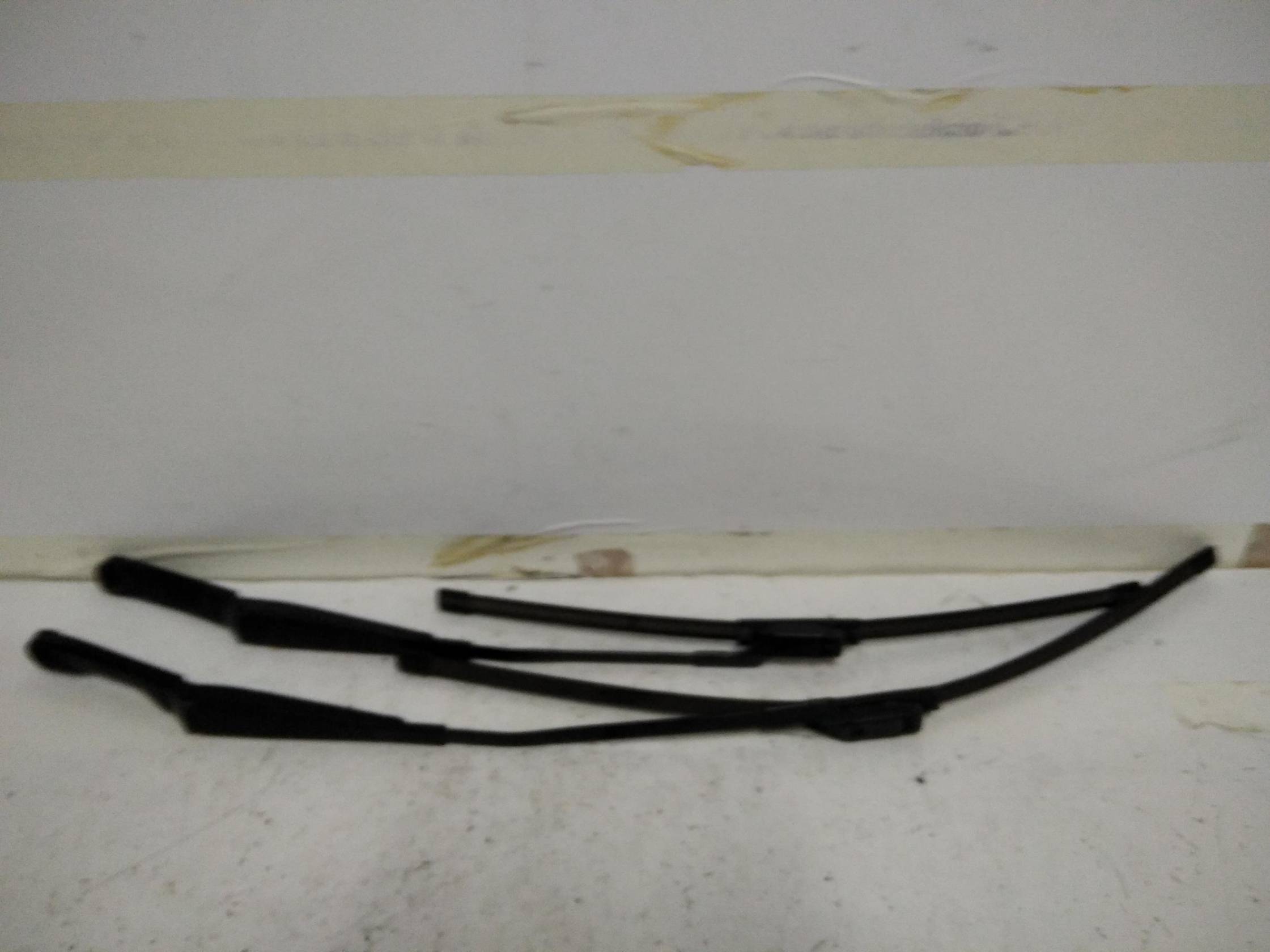 Braccio tergiparabrezza sx.